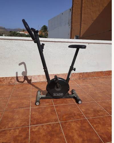 Bicicleta elíptica. Funciona y necesita una pequeña puesta a punto.