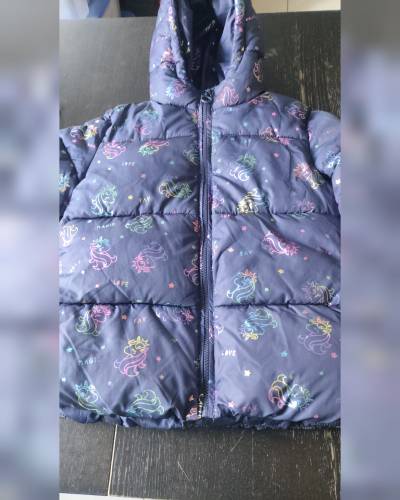 Abrigo acolchado infantil unicornios. Talla 9-10