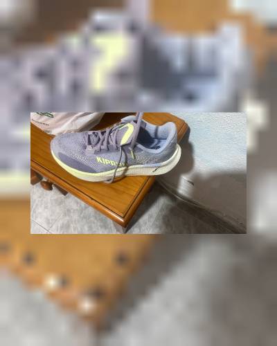 Zapatillas running gris y amarillo