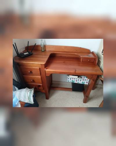 Escritorio de madera con cajones