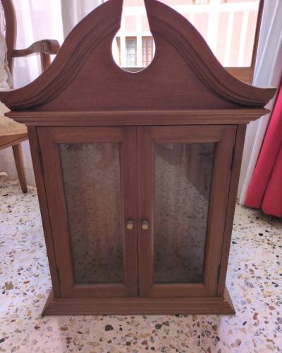 Mueble madera hecho a mano con dos puertas de cristal