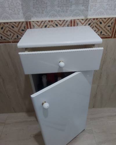 Mueble blanco con cajón y puerta