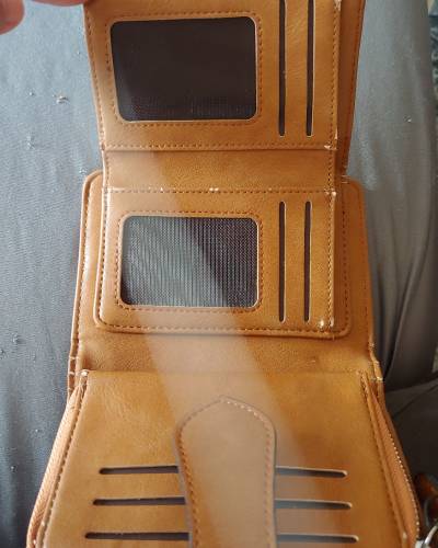 Cartera marrón cuero con ventanas