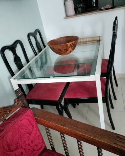 6sillas negras lacadas negro y mesa blanca . Solo tiene tres años la mesa.